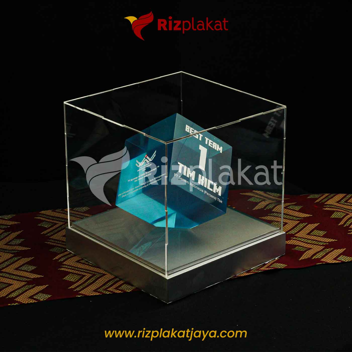 Plakat Fiber Eksklusif dengan Box Akrilik Transparan