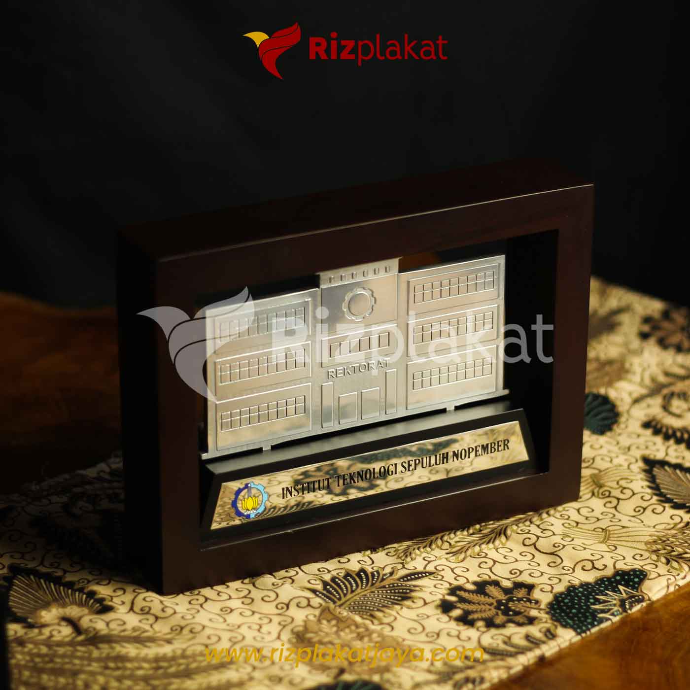 Plakat Kayu Miniatur Gedung Rektorat