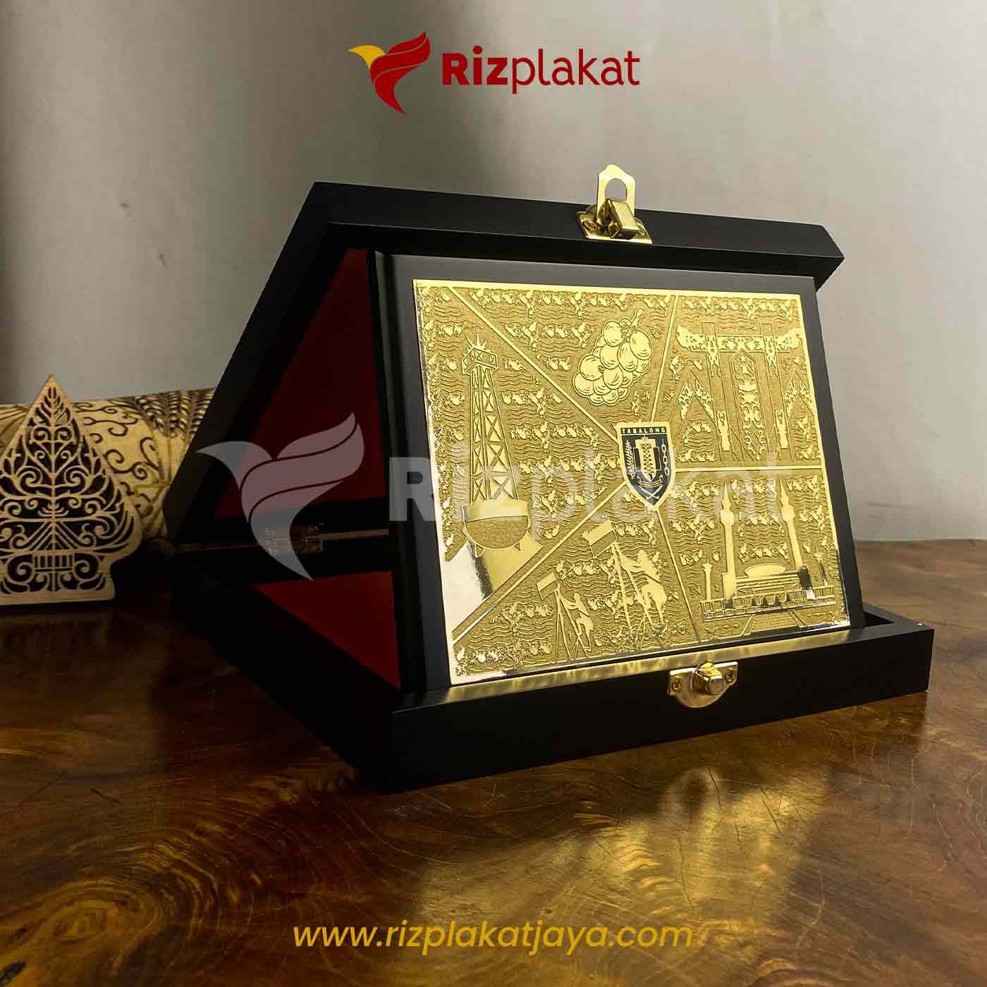 Plakat Kayu Eksklusif Ukir