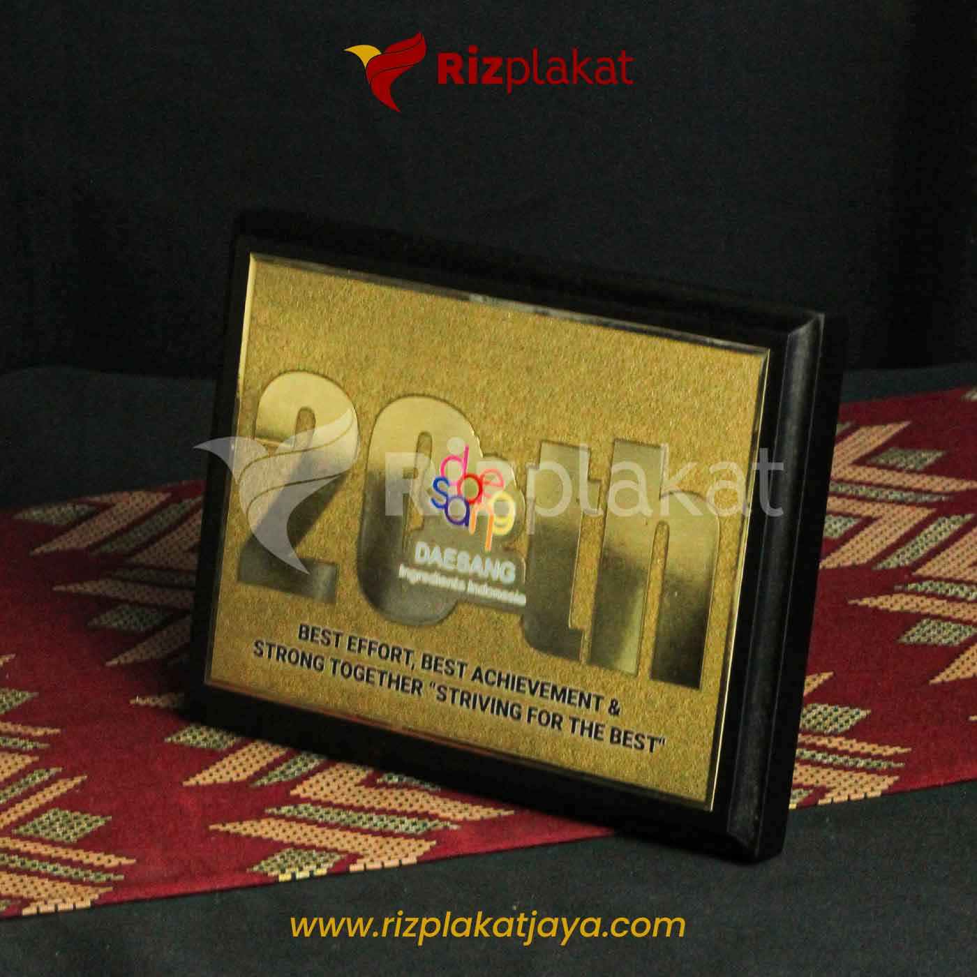 plakat kayu penghargaan korporat