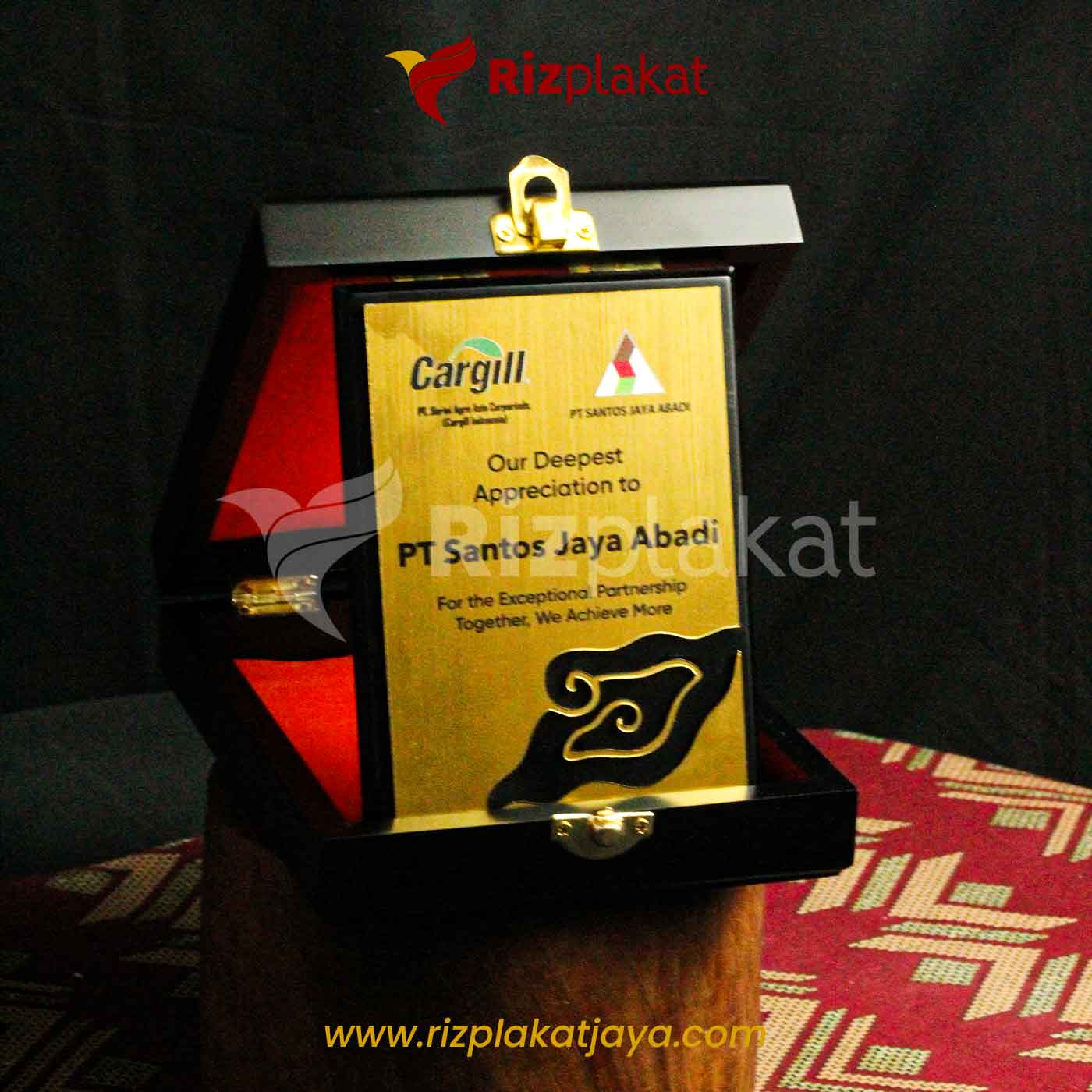 Plakat Kayu Penghargaan Premium 