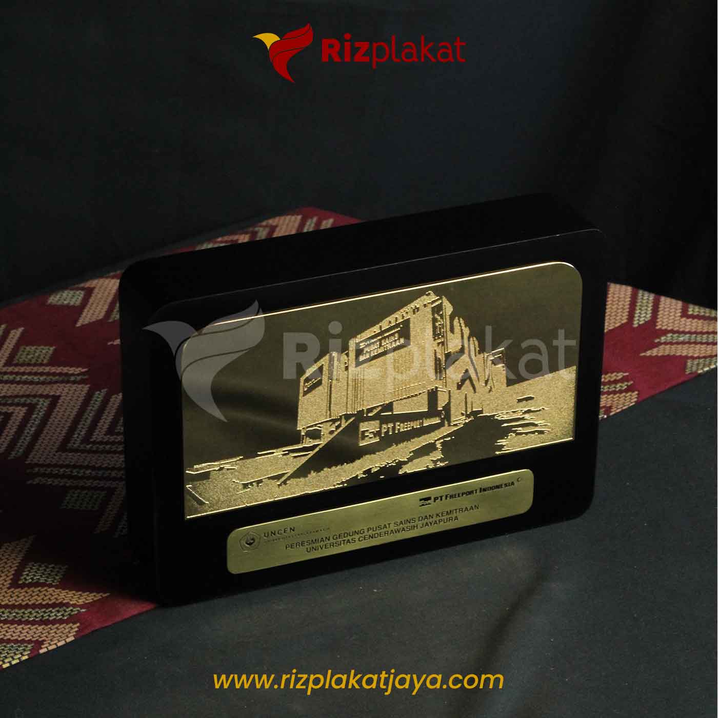 Plakat Kayu Relief Gedung