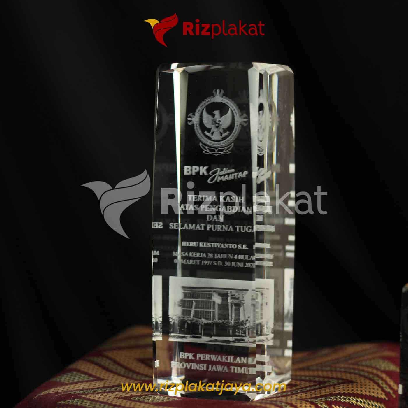Plakat Kristal Penghargaan Purna Tugas