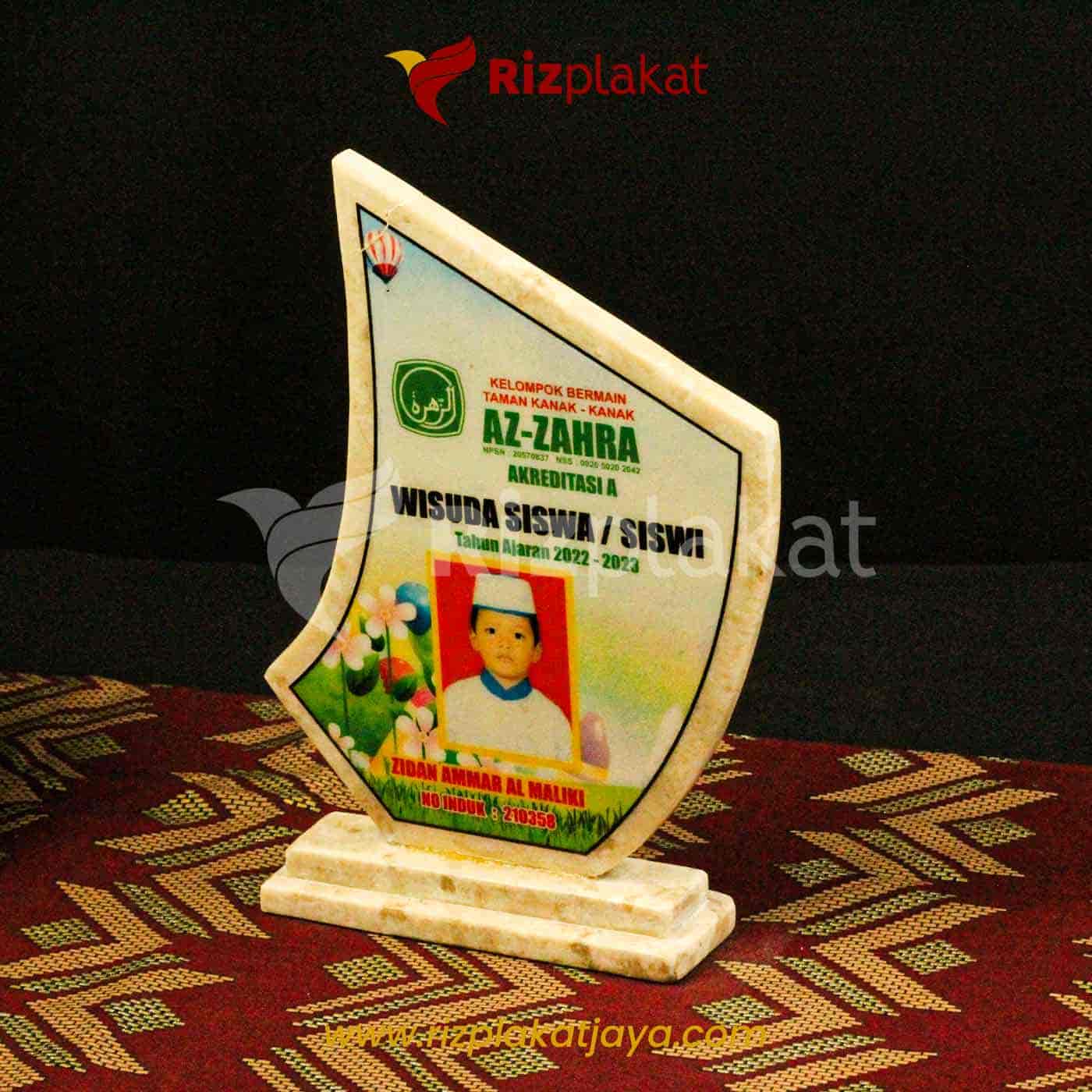 Plakat Marmer Wisuda Siswa