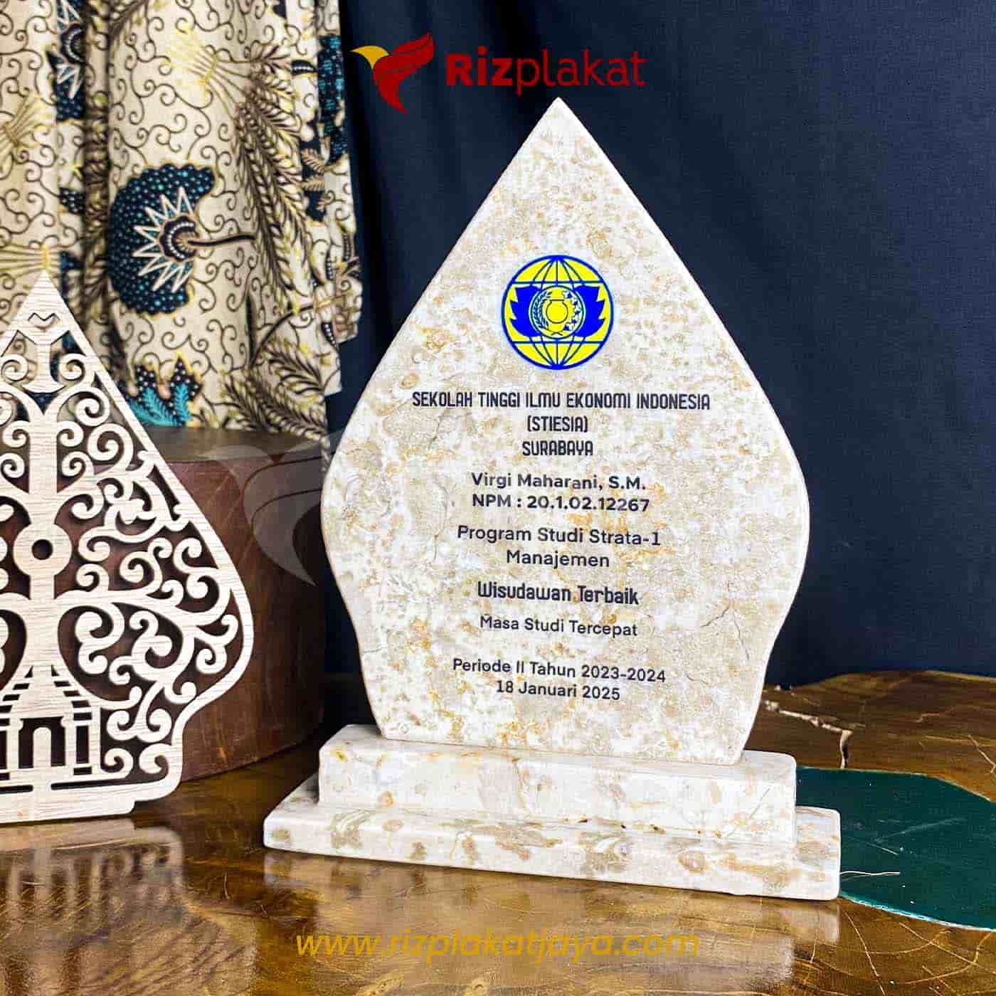 Plakat Marmer Wisuda Mahasiswa