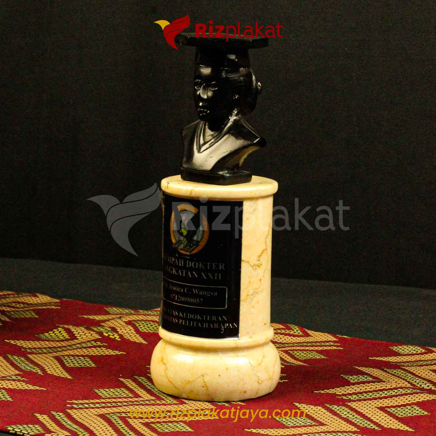 Plakat Marmer Wisuda Kedokteran